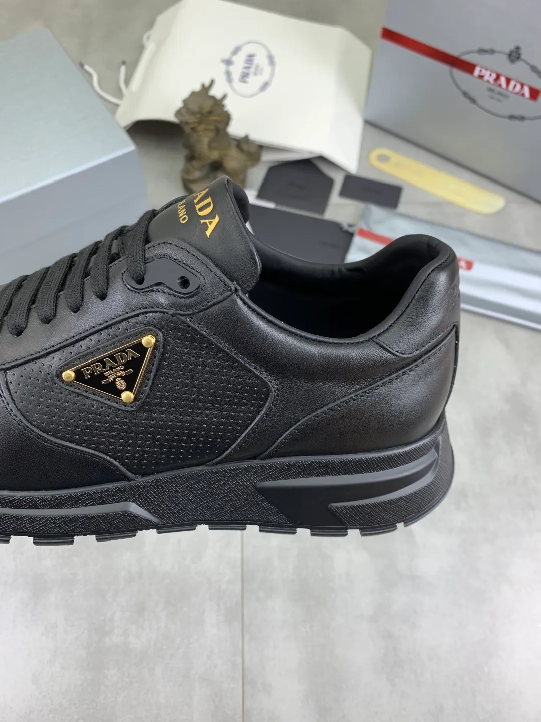 Men's shoes 💰P580💰 [New style] High version official website popular models are on the market, 🆘 Trendy brand (Prada) mainly promotes popular models, avant-garde and versatile fashion men's shoes private version mold opening, cowhide surface splicing 1:1.. Fashionable and simple, original imported cowhide lining cowhide feet; the atmosphere and personality are more fashionable, eye-catching and pursuing class. It will subvert the old idea and be a must-have for fashion trendsetters with you! Must keep it for yourself! Tall and comfortable, large and low, high-end quality workmanship. Size: 38-45; 5️⃣ colors available.